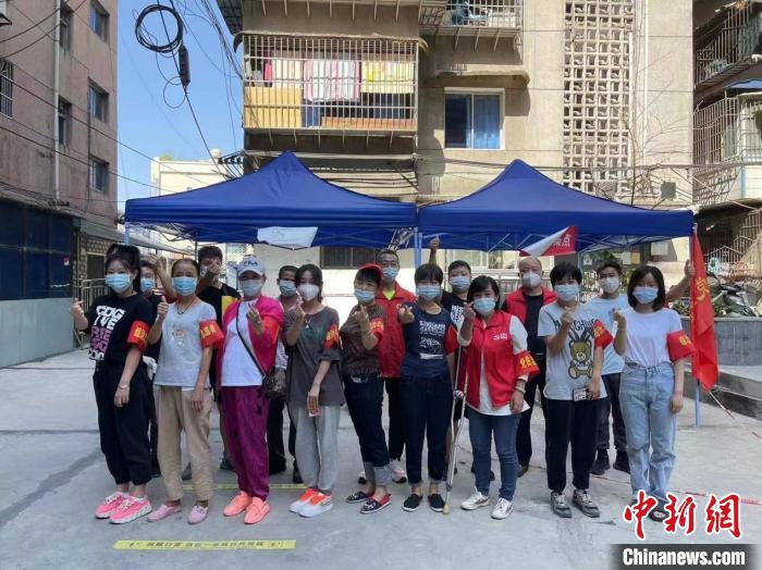 獨居老人柳從梅(第一排左二)參加抗疫志愿工作，與志愿者合影。　伍春華供圖。