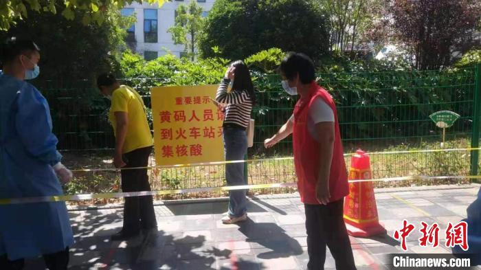 開陽的何克仙在社區(qū)幫助維護秩序。　伍春華供圖