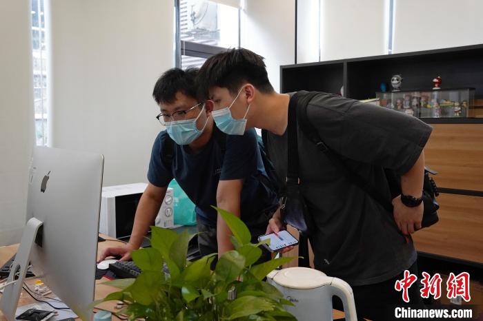 據(jù)警方表示，運(yùn)營(yíng)至今，該游戲通過(guò)玩家們充值購(gòu)買(mǎi)游戲道具，已非法營(yíng)收獲利超2300余萬(wàn)元。　上海警方供圖