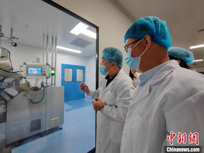 山西立業(yè)制藥總經(jīng)理閆長林介紹車間生產(chǎn)情況?！「哂昵?攝