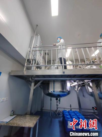 圖為山西立業(yè)制藥生產(chǎn)車間的精制間。　高雨晴 攝