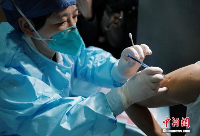 資料圖：醫(yī)護(hù)人員接種奧密克戎變異株新冠病毒滅活疫苗。<a target='_blank' href='/'>中新社</a>記者 張煜歡 攝