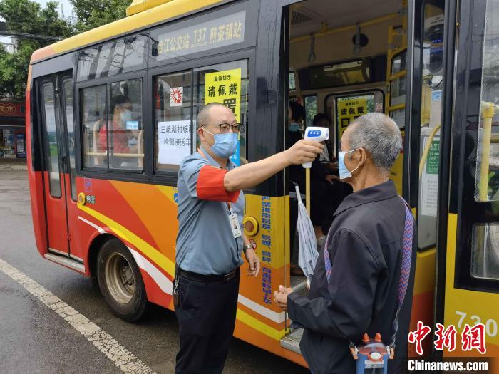 成都街頭現(xiàn)“核酸檢測流動服務(wù)公交車”?！〕啥际泄患瘓F(tuán)供圖