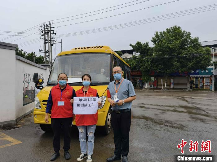 成都街頭現(xiàn)“核酸檢測流動服務(wù)公交車”。　成都市公交集團(tuán)供圖