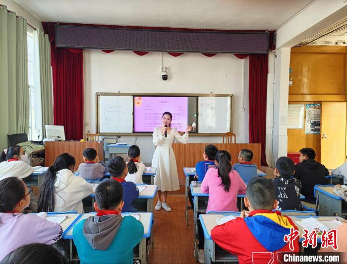 圖為鐘皓老師上課?！∈茉L者 供圖