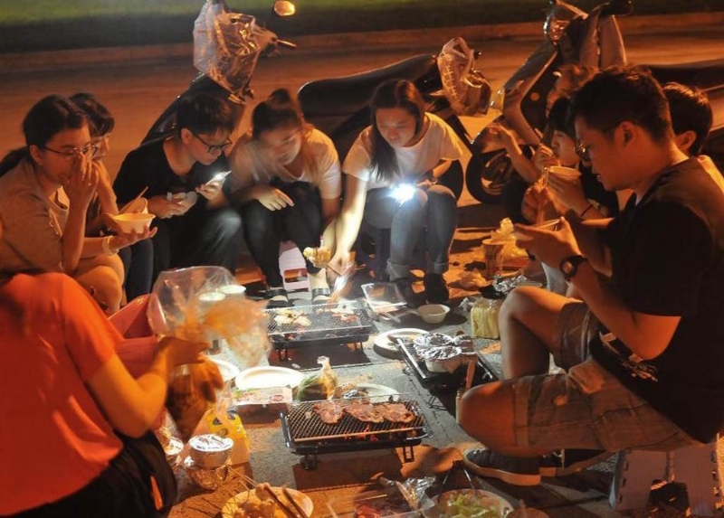 　　資料圖：臺北市青年在中秋節(jié)烤肉。圖片來源：臺灣“中時新聞網(wǎng)”