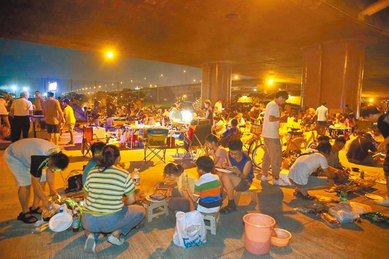 　　資料圖：臺灣民眾在中秋節(jié)烤肉。圖片來源：臺灣中時新聞網(wǎng)