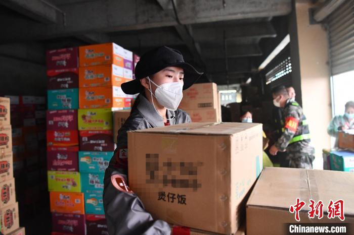 9日上午，李柔在安置點做志愿服務(wù)。　張浪 攝