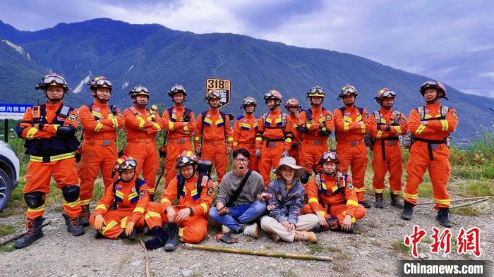 李柔(前排右二)與消防員合影?！∈茉L者供圖