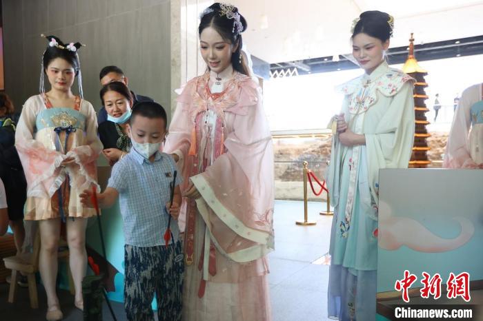 小朋友體驗(yàn)投壺。　泱波 攝