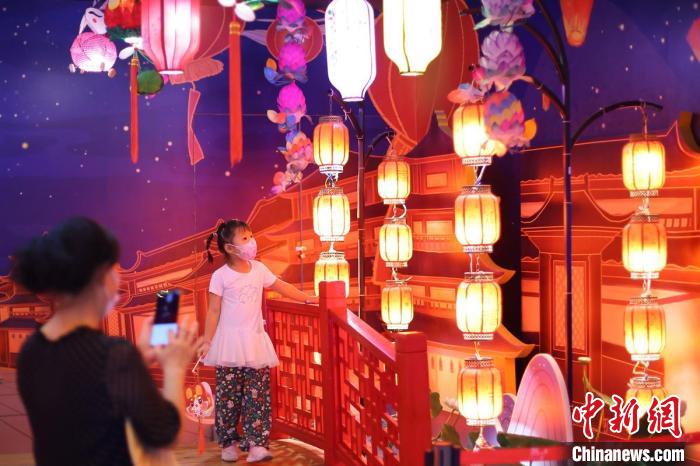 小朋友在花燈前拍攝照片?！°蟛?攝