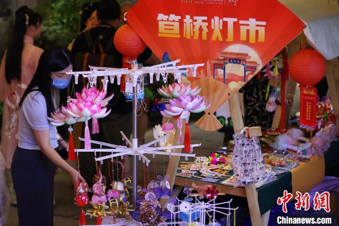 市民在燈市上欣賞各式秦淮花燈?！°蟛?攝