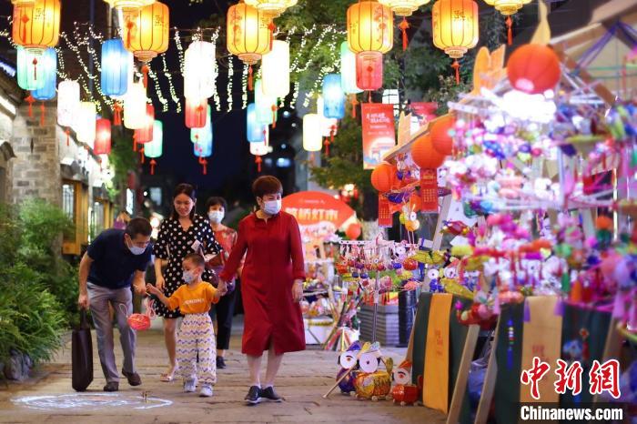 民眾逛燈市過中秋?！°蟛?攝
