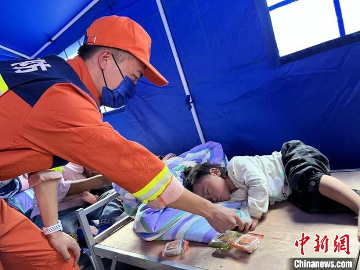 消防員將月餅悄悄放在孩子們的床前?！埼?攝