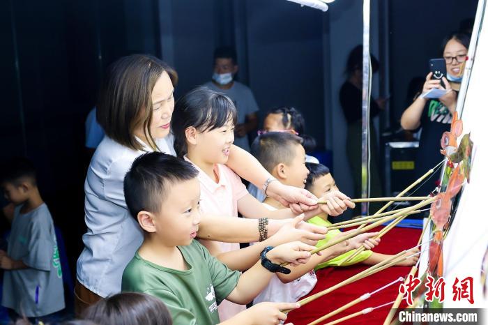 現(xiàn)場，小朋友們體驗皮影戲 殷興華 攝