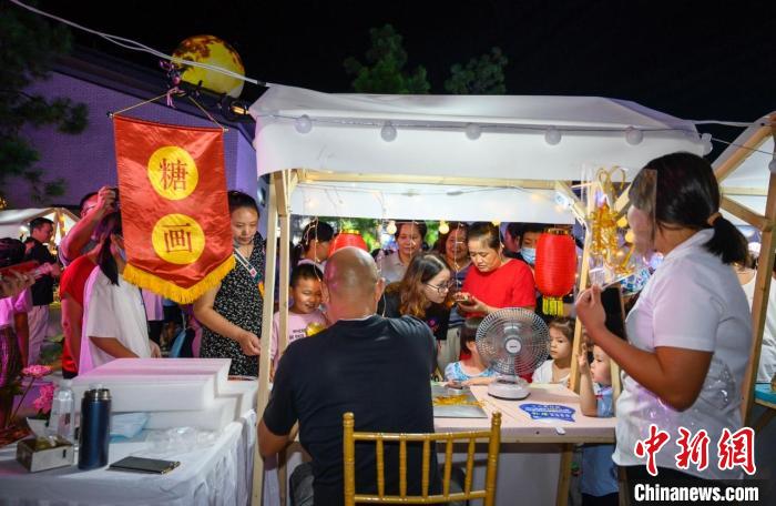 現(xiàn)場，民眾“打卡”糖畫攤位 江成城 攝