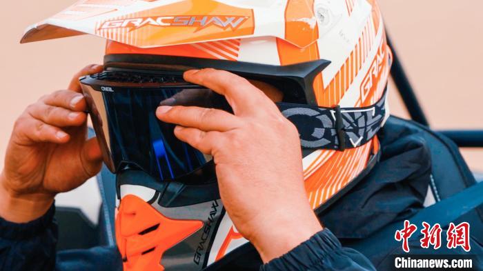 圖為選手整裝待發(fā)?！「旰朴?攝