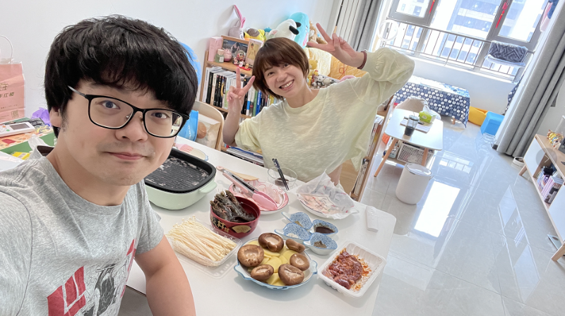 9月10日，臺青方承暄與男友在北京的新家烤肉過中秋。受訪者供圖。