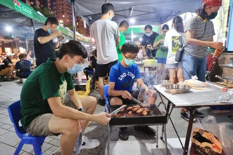 9月10日中秋節(jié)，臺灣臺北市民在大葉高島屋廣場烤肉。圖片來源：臺灣聯(lián)合新聞網(wǎng)