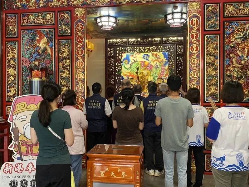 9月10日，嘉義縣新港奉天宮中，未婚善男信女祭拜月老。圖片來源：臺灣聯(lián)合新聞網(wǎng)