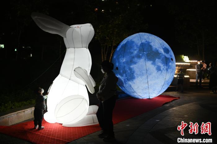 圖為市民在“玉兔和月球”前玩耍。　于海洋　攝

