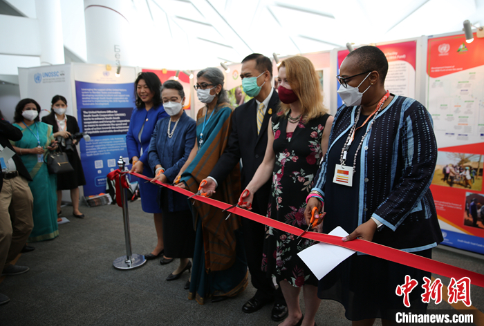 當(dāng)?shù)貢r間9月12日，嘉賓為博覽會剪彩。當(dāng)天，第11屆全球南南發(fā)展博覽會在泰國曼谷聯(lián)合國亞洲及太平洋經(jīng)濟社會委員會（亞太經(jīng)社會）總部開幕。當(dāng)天同時舉辦2022年聯(lián)合國南南合作日慶?；顒?。 <a target='_blank' href='/'>中新社</a>記者 王國安 攝