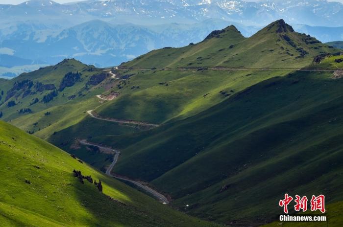 順著群山峭壁蜿蜒的獨(dú)庫公路。 <a target='_blank' href='/'>中新社</a>記者 劉新 攝