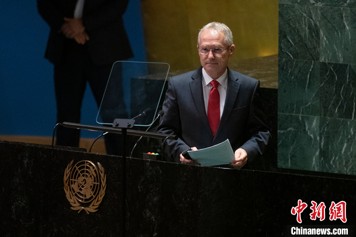 圖為第77屆聯(lián)合國大會主席克勒希走上發(fā)言臺。 <a target='_blank' href='/'>中新社</a>記者 廖攀 攝