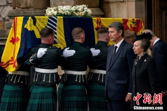 資料圖：當(dāng)?shù)貢r間9月11日上午，英國女王伊麗莎白二世的靈柩從避暑山莊巴爾莫勒爾堡出發(fā)，于數(shù)小時后抵達(dá)蘇格蘭首府愛丁堡。民眾在道路兩旁致意默哀，一些人向女王獻(xiàn)上鮮花，安妮公主伴隨女王的靈車出行。據(jù)悉，英女王的國葬將于9月19日在威斯敏斯特宮舉行。圖為安妮公主(右一)。