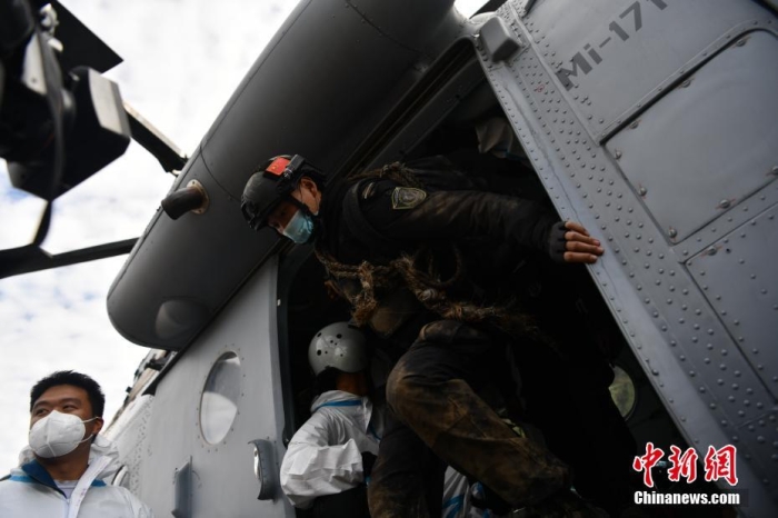 9月10日，此前曾失聯(lián)的24名甘孜公安特警乘坐直升機(jī)安全返回磨西鎮(zhèn)。瀘定地震發(fā)生當(dāng)天，甘孜公安特警24名勇士率先挺進(jìn)“孤島”海螺溝景區(qū)3號(hào)營(yíng)地。9月5日至7日，他們將216名被困人員全部成功轉(zhuǎn)移。張浪 攝