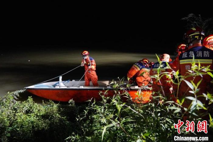 雅安消防抵達(dá)新民鎮(zhèn)碼頭，利用沖鋒舟轉(zhuǎn)移群眾?！∴嶓们?攝