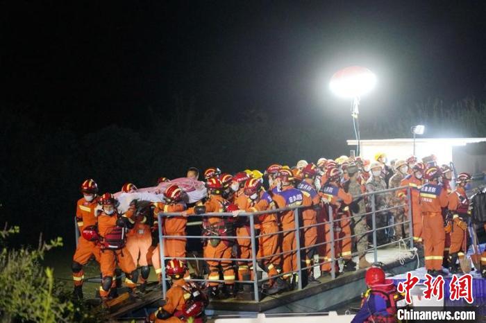 新民鄉(xiāng)碼頭，多方救援力量進(jìn)行傷員轉(zhuǎn)運(yùn)和救援力量輸送工作?！∴嶓们?攝