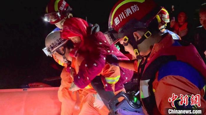 消防員正在轉(zhuǎn)移被困群眾?！∴嶓们?攝