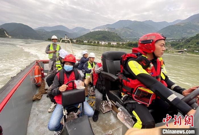 雅安消防利用船艇轉(zhuǎn)移被困人員?！∴嶓们?攝