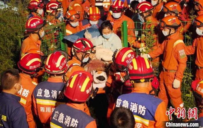 新民鄉(xiāng)碼頭消防員與多方救援力量一起運(yùn)送傷員?！∴嶓们?攝