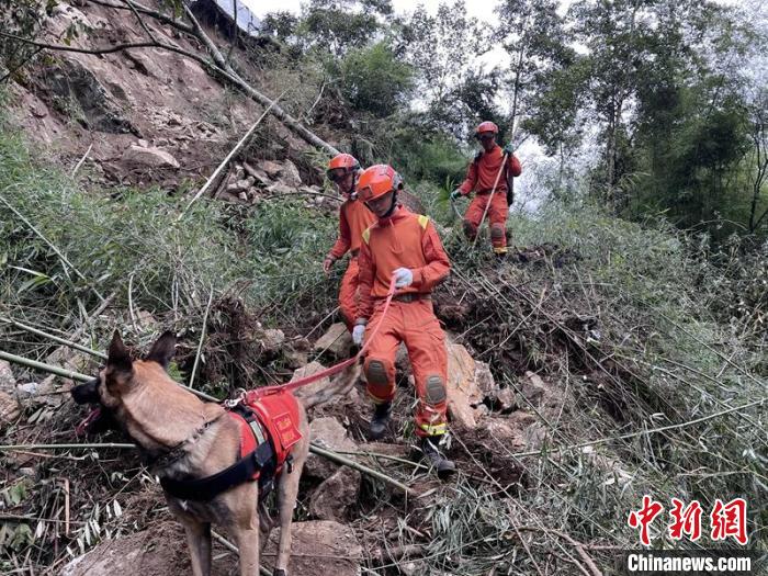 森林消防員通過垮塌路段?！∷拇ㄉ窒拦﹫D