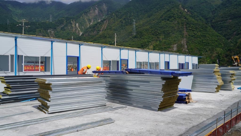 9月14日，施工人員在得妥鎮(zhèn)天池山村繁榮集中過渡安置點工地施工。新華社記者 尹恒 攝