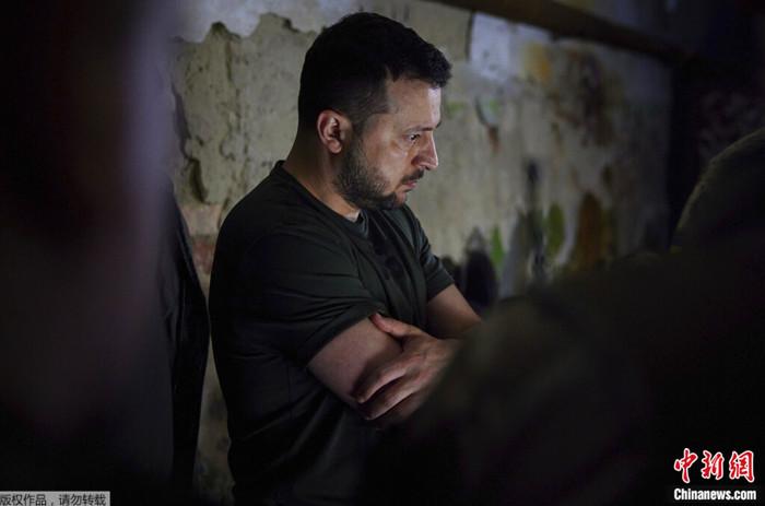 2022年6月5日，烏克蘭總統(tǒng)澤連斯基在頓巴斯地區(qū)前線聽取軍人報告。圖片來源：烏克蘭總統(tǒng)新聞辦公室。