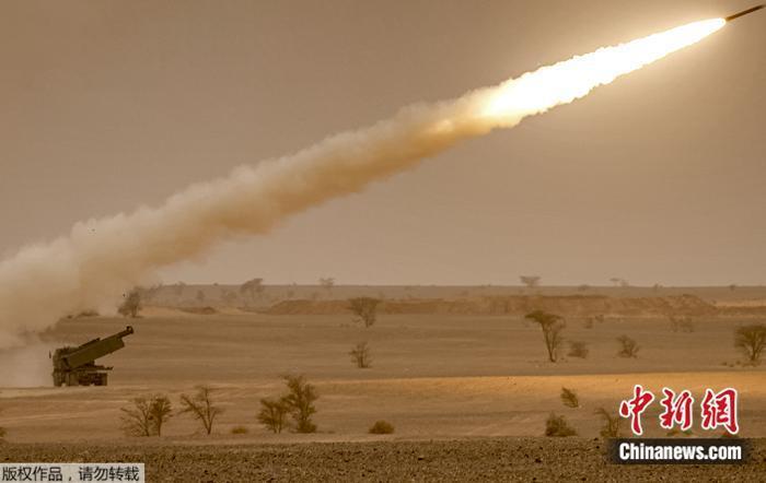 資料圖：“海馬斯”高機動多管火箭炮系統(tǒng)。