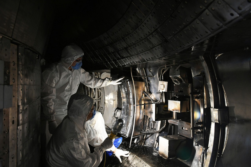 2018年8月29日，科研人員在進(jìn)行EAST裝置內(nèi)部檢查。（圖源：新華社）