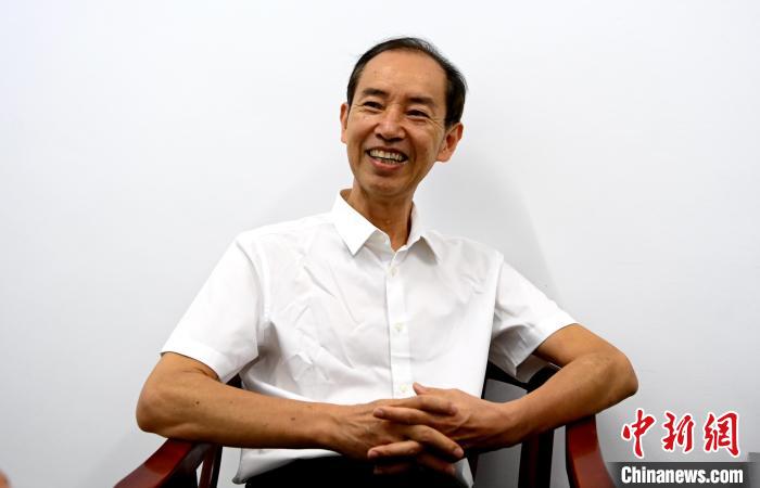 長泰區(qū)老科協(xié)會(huì)長薛明發(fā)講述兩岸同名村交流故事。　張金川 攝