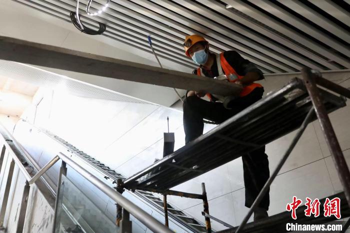 圖為施工人員在北京地鐵16號(hào)線富豐橋站內(nèi)作業(yè)。　<a target='_blank' href='/'>中新社</a> 易海菲 攝