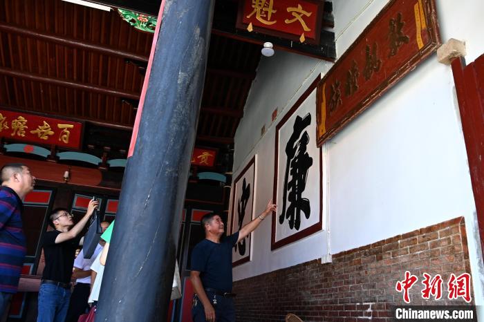 山重村薛氏家廟內(nèi)懸掛著臺灣宗親贈送的“敦親睦族”牌匾。　張金川 攝