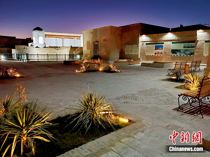 圖為修復(fù)后的廣場(chǎng)夜間景觀。許言 供圖