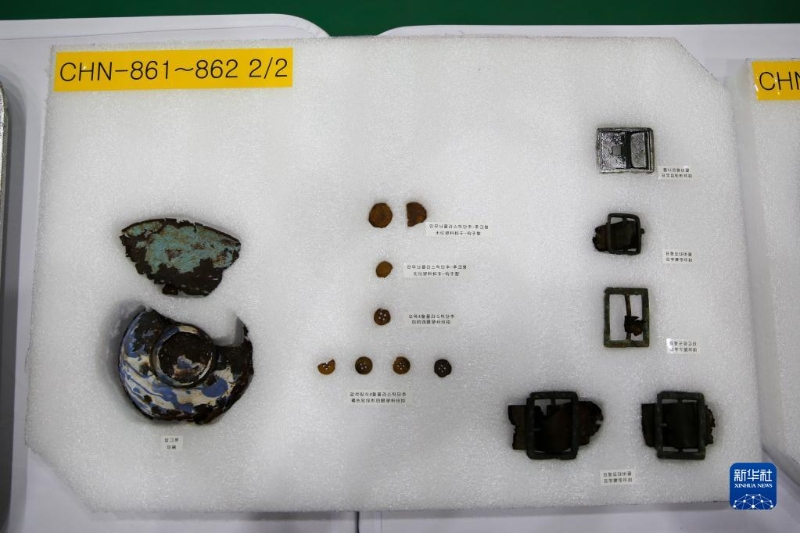 這是9月15日在韓國(guó)仁川拍攝的志愿軍烈士遺物。（圖源：新華社）