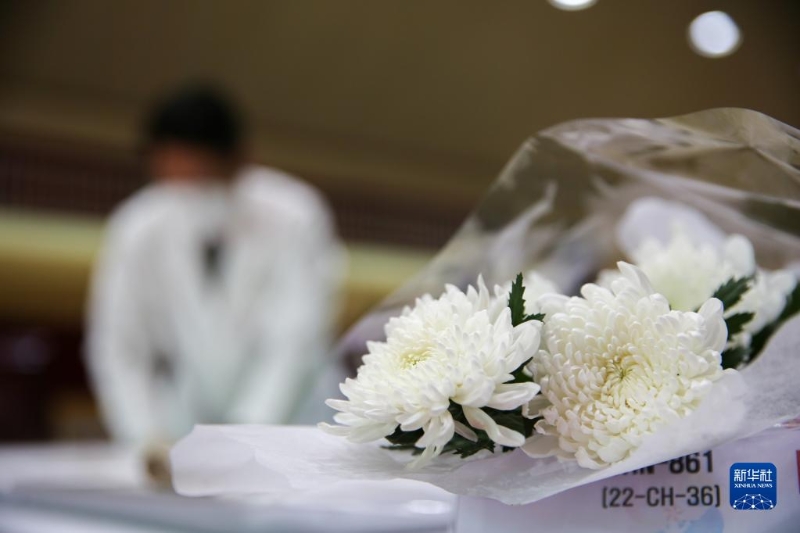 9月15日，在韓國(guó)仁川，韓方工作人員將志愿軍烈士遺骸入殮。（圖源：新華社）