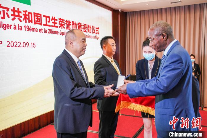 圖為授勛儀式現(xiàn)場(chǎng)?！￡惞谘浴z