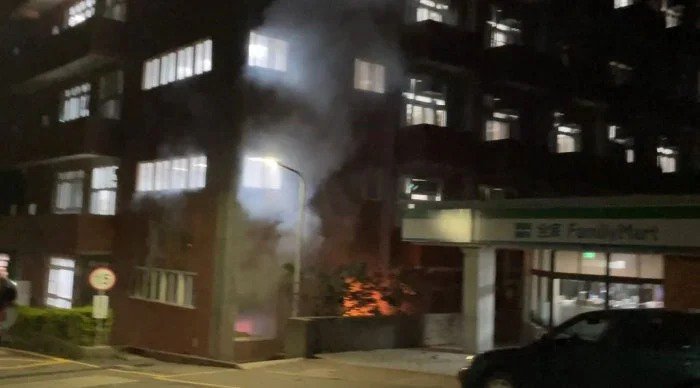 臺灣銘傳大學龜山校區(qū)學校餐廳15日晚11時許發(fā)生瓦斯外泄氣爆，消防隊趕抵撲滅灌救，16日凌晨近1時才排除狀況。 圖片來源：臺灣《聯(lián)合報》