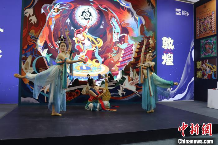 演職人員現(xiàn)場表演敦煌舞蹈。　李明芮 攝