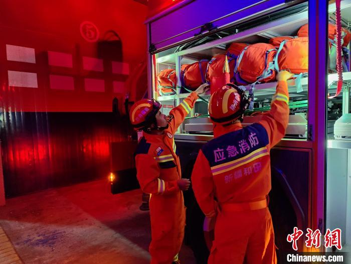 地震發(fā)生后，和田地區(qū)消防救援支隊迅速調(diào)派皮山縣消防救援大隊地震救援先遣隊2車10人1犬集結(jié)出動。　楊文錄 攝